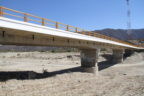 Puente sobre el arroyo Guadalupe, mostrando los dos pilares en el lecho principal del arroyo.