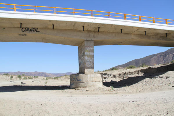 Puente sobre el arroyo Guadalupe, mostrando la ausencia de cortes o depresiones en el lecho aguas arriba del puente.