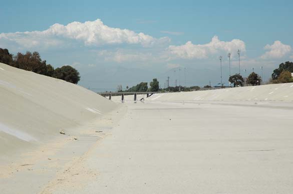 Río Santa Ana pavimentado, Huntington Beach, California.