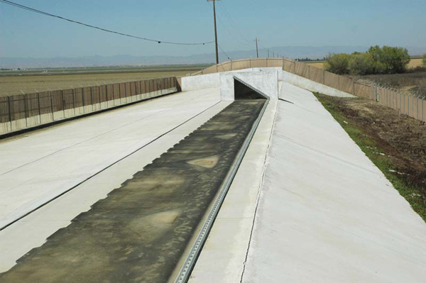 Rubber-gated spillway, Arroyo Pasajero detention reservoir, California