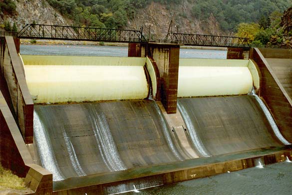 Concave curvilinear flow at spillway toe, Cresta dam, Northern California