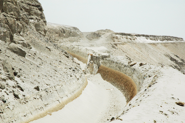 Slide-generated breach, La Cano Canal,
							Arequipa, Peru,<br>which on occurred November 4, 2010