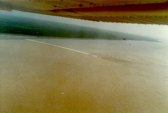 
Tidal bore on the Araguari river, Amapa, Brazil,
at 8:00 am, on January 22, 1989. 