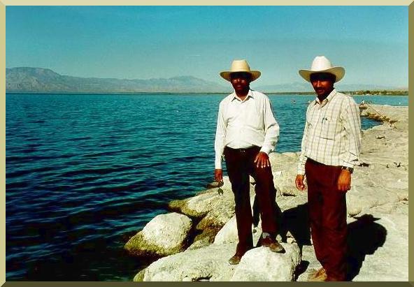 Sudhir Kumar y Rajendra Pandey en el Lago Salton, California.