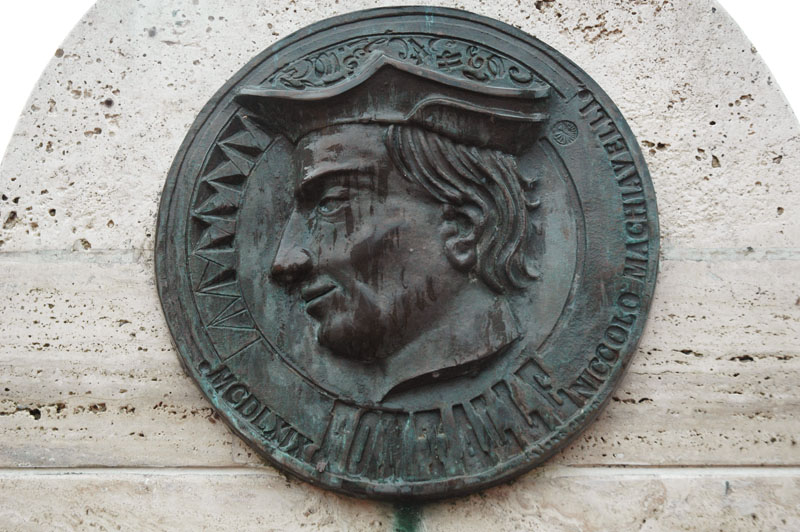 Placa de cobre de Maquiavel na Fonte de Maquiavel B&B, em Santa Andrea em Percussina.