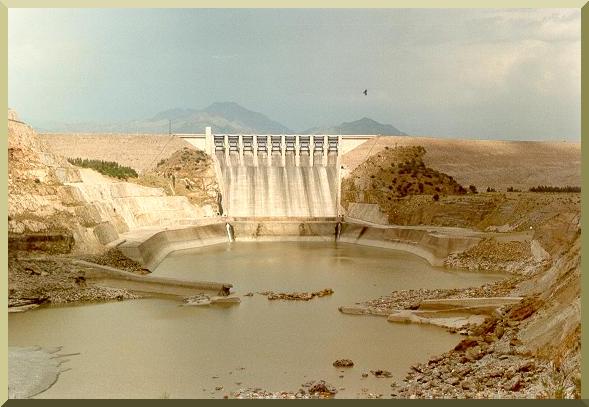 Uno de los tres aliviaderos de la represa de Tarbela, en el Paquistn. 