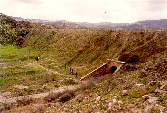 Upstream side view of railroad-crossing embankment downstream of Joe Bill Canyon (March 2003).