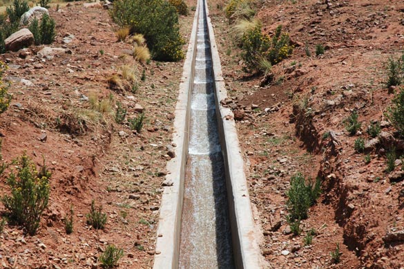 Roll waves forming in a steep lateral canal when the Vedernikov number V $A!](B 1; Cabana-Maazo irrigation, Puno, Peru.
