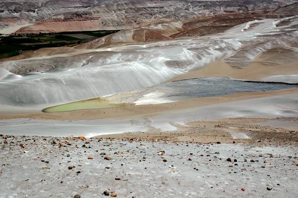 Laguna que se ha formado a mitad del talud debido a la concentracin de filtraciones provenientes de La Cano