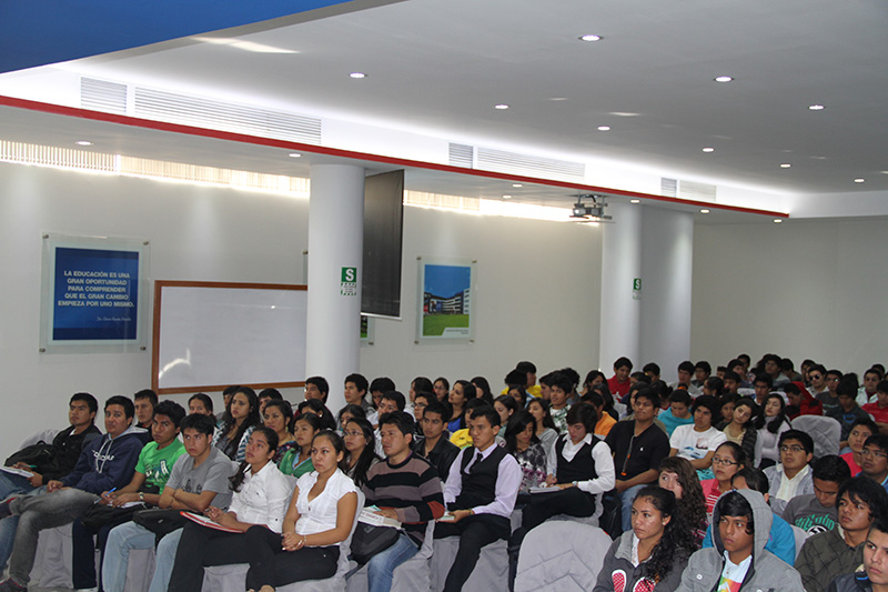 Estudiantes en la conferencia en Universidad César Vallejo.