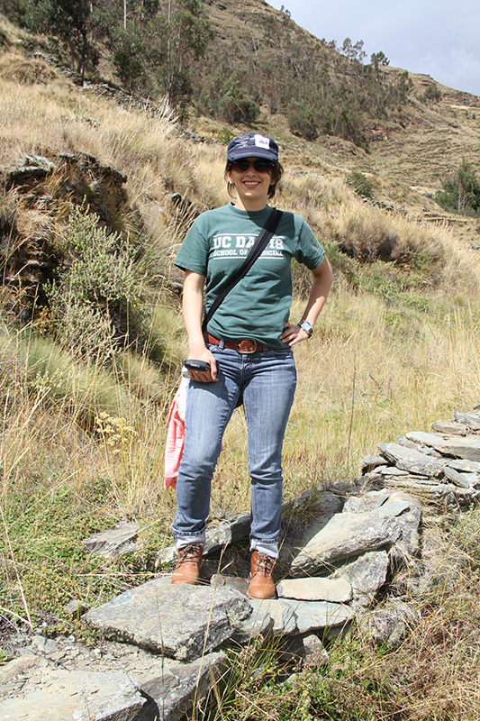 Rosa Aguilar en la zona arqueológica monumental de Garu, Huánuco, Perú.