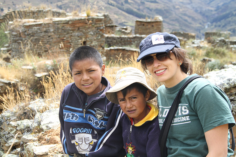 Niños del distrito de Choras y Rosa Aguilar.