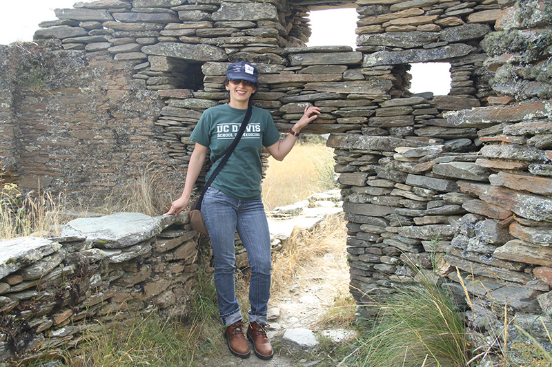 Rosa Aguilar en la Zona Arqueológica Monumental de Garu, Huánuco, Perú.