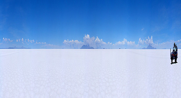 Panoramic view of the Salar de Uyuni.