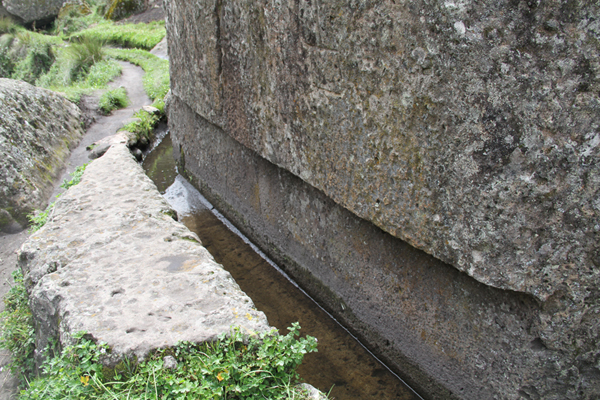 El Canal de Cumbemayo, cerca a Cajamarca,
 Perú.