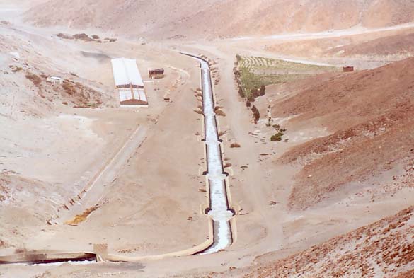 Caídas del canal implementadas en un canal para disminuir la pendiente del canal, Canal La Joya, Arequipa, Perú.