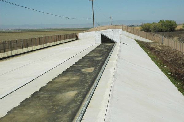 Vertedero de compuerta
de jebe, cuenca de retención Arroyo Pasajero, <br>cerca a Coalinga, California.