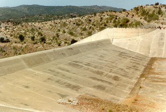  Vertedero de emergencia en la Presa Mangla, <br> en el Río  Jhelum,  Pakistán.