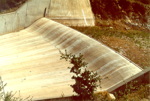 Vertedero de emergencia del reservorio Turner, <br>en San Diego, California, no desbordando. 