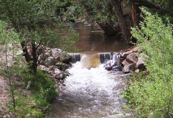 Vertedouro retangular em Ash Creek