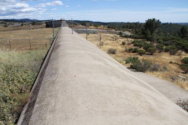 Vertedouro emergencial da Represa Oroville