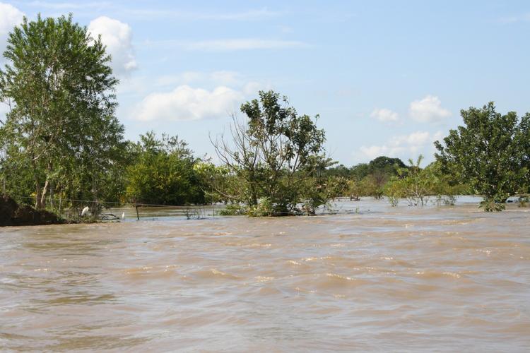 ;Rio em estágio de inundação