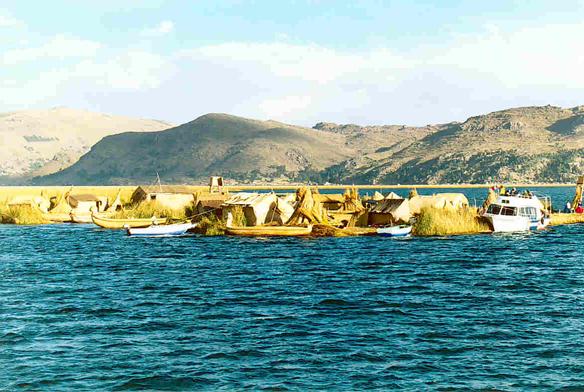 La Isla de Santa Mara, una de cerca de cuarenta (40) islas flotantes de los Uros en las riberas del Lago Titicaca, Puno, Peru.