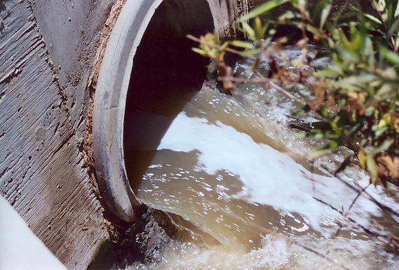 Point of discharge of treated effluent from PTAR CESPTE
(145 L/s, June 2004).