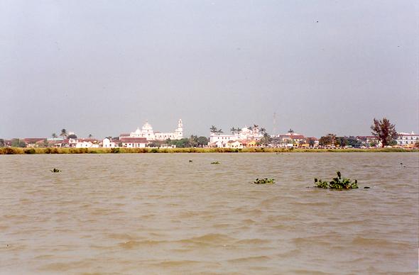 Rio Papaloapan at Tlacotalpan, Veracruz, Mexico (1997). 